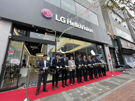 오픈 스튜디오 개소식에서 송구영(왼쪽에서 5번째) LG헬로비전 대표이사와 김영록(왼쪽에서 6번째) 전남도지사 등 참석자들이 테이프 커팅식을 하고 있다. LG헬로비전 제공